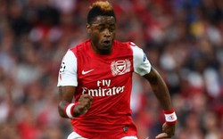 Arsenal tăng lương để giữ chân Alex Song