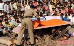 Nổ mìn, 15 cảnh sát Ấn Độ thiệt mạng