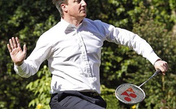 Thủ tướng Anh chơi cầu lông cổ động Olympic
