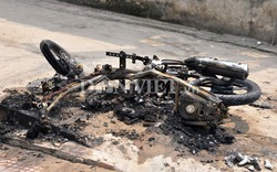 Bị “bom xăng” tấn công, xe máy cháy thành than