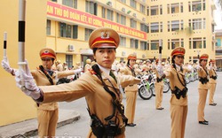 Nữ cảnh sát giao thông Hà Nội sẵn sàng ra quân