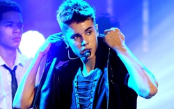 Mải săn ảnh Justin Bieber, paparazzi bị đâm xe