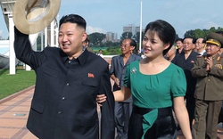 Vợ chồng Kim Jong-un giản dị đi xem pháo hoa