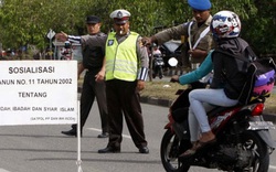 Cấm phụ nữ ngồi dạng chân sau xe máy