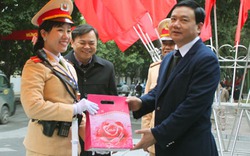 Bộ trưởng Thăng tặng quà &#34;bóng hồng&#34; cảnh sát