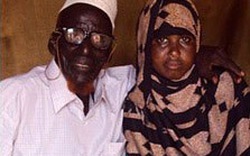 Ông lão 115 tuổi tiết lộ bí quyết cưa cô vợ 17 tuổi
