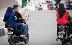Cấm ngồi dạng chân sau xe máy còn mất an toàn hơn