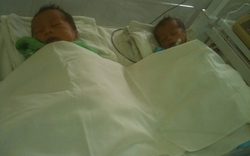 Đau lòng chuyện 2 bé sinh đôi bị gửi lại bệnh viện vì nhà quá nghèo