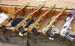 Dám “chôm” súng của gia đình Hussein để bán ở Mỹ