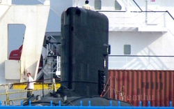 Tàu ngầm Kilo Hà Nội được bốc dỡ như thế nào?