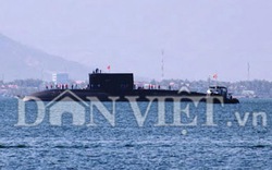 Tàu ngầm Kilo Hà Nội ngụp biển, hụ còi chào trên vịnh Cam Ranh