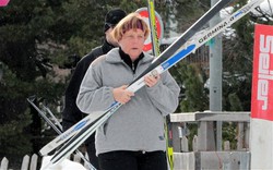 Thủ tướng Đức Angela Merkel bị tai nạn khi trượt tuyết