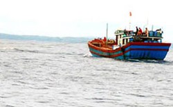 Ngư dân cứu 4 thuyền viên nước ngoài trôi dạt trên biển