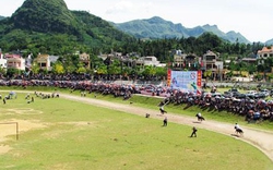 Hà Nội: Tái hiện lễ hội đua ngựa của người Mông 