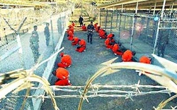 Giữa “địa ngục trần gian”, tù nhân Guantanamo đòi… xem vô tuyến