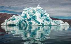 Vẻ đẹp khó tin của những núi băng trôi khổng lồ