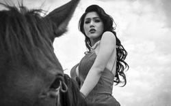 Maria Đinh Phương Ánh khoe dáng gợi cảm bên ngựa bất kham