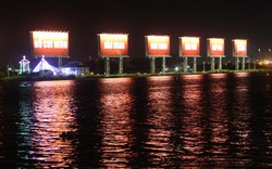 TPHCM: 16 chữ khổng lồ chào năm mới ven sông Sài Gòn