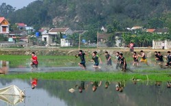 Đua tài dưới ruộng ngập bùn nước cầu mùa màng bội thu