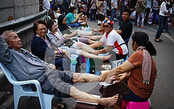 Massage chân đắt khách nhờ... cuộc biểu tình tại Thái Lan