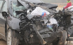 Ô tô đối đầu xe tải, một gia đình 7 người gặp thảm nạn