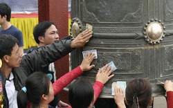 Phản cảm vạn người dùng tiền chà mòn chùa Đồng để cầu may