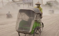 Núi lửa phun, tro bụi phủ dày tại Indonesia