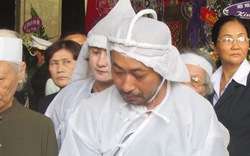 Đạo diễn Nguyễn Quang Dũng lặng lẽ khóc trong tang lễ cha