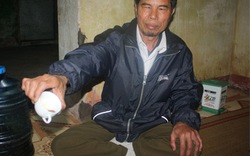 Lão nông Việt tự chế thuốc trừ sâu từ cây cỏ có thể... uống được