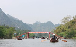 Cách chùa Hương... 20km, &#34;cò đò&#34; đã đón đầu