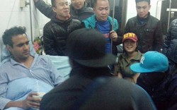 Cổ động viên Quảng Ninh vây kín phòng bệnh thăm tiền đạo ngoại