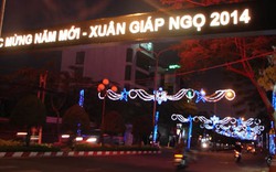 Dàn đèn “chơi” lễ Giáng sinh và Tết Giáp Ngọ còn rực rỡ ở Bình Dương