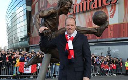 Arsenal tạc tượng huyền thoại Bergkamp bên ngoài sân Emirates