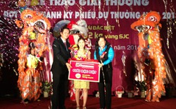 Agribank trao thưởng 2kg vàng cho khách hàng may mắn 