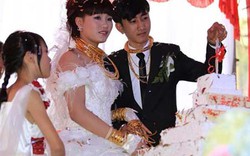 Vàng đeo kín cổ, trĩu tay cô dâu trong đám cưới phố núi Hà Tĩnh
