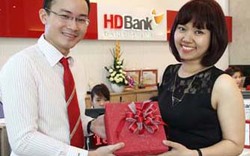 Khách hàng nữ của HDBank được tặng quà dịp 8.3 