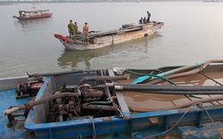 Vĩnh Long: Bắt quả tang 2 ghe hút cát trái phép