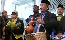 Cận cảnh pháp sư Malaysia dùng phương pháp tâm linh tìm máy bay mất tích