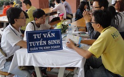 Bộ “tuýt còi”,  trường vẫn tuyển