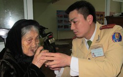 CSGT giúp cụ bà 91 tuổi đi chợ bị lạc về nhà