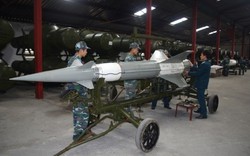 Chùm ảnh lắp ráp tên lửa S-125-2TM của Việt Nam