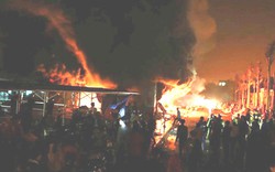 Chùm ảnh chợ Phố Hiến cháy dữ dội 7 tiếng trong đêm