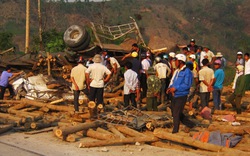 Xe gỗ lật &#34;chỏng gọng&#34;, 6 người thương vong