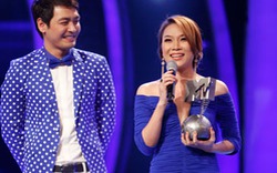 Mỹ Tâm bất ngờ được trao cup MTV EMAs trên sân khấu Idol