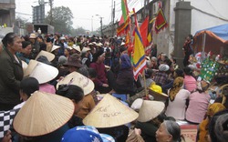 Hàng trăm người dân Mễ Trì vẫn bám trụ đòi đường vào miếu cổ