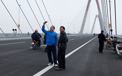  Sẽ xử phạt người đỗ xe, chụp ảnh trên cầu Nhật Tân