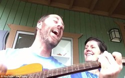 Video con trai đàn hát cho mẹ lấy nước mắt người xem