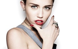 Miley Cyrus hút điếu cần sa cực lớn “trêu tức” dư luận