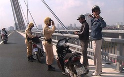 Xử phạt nhiều trường hợp dừng đỗ, chụp ảnh trên cầu Nhật Tân