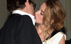 Johnny Depp táo bạo &#39;khóa môi&#39; người tình lưỡng tính